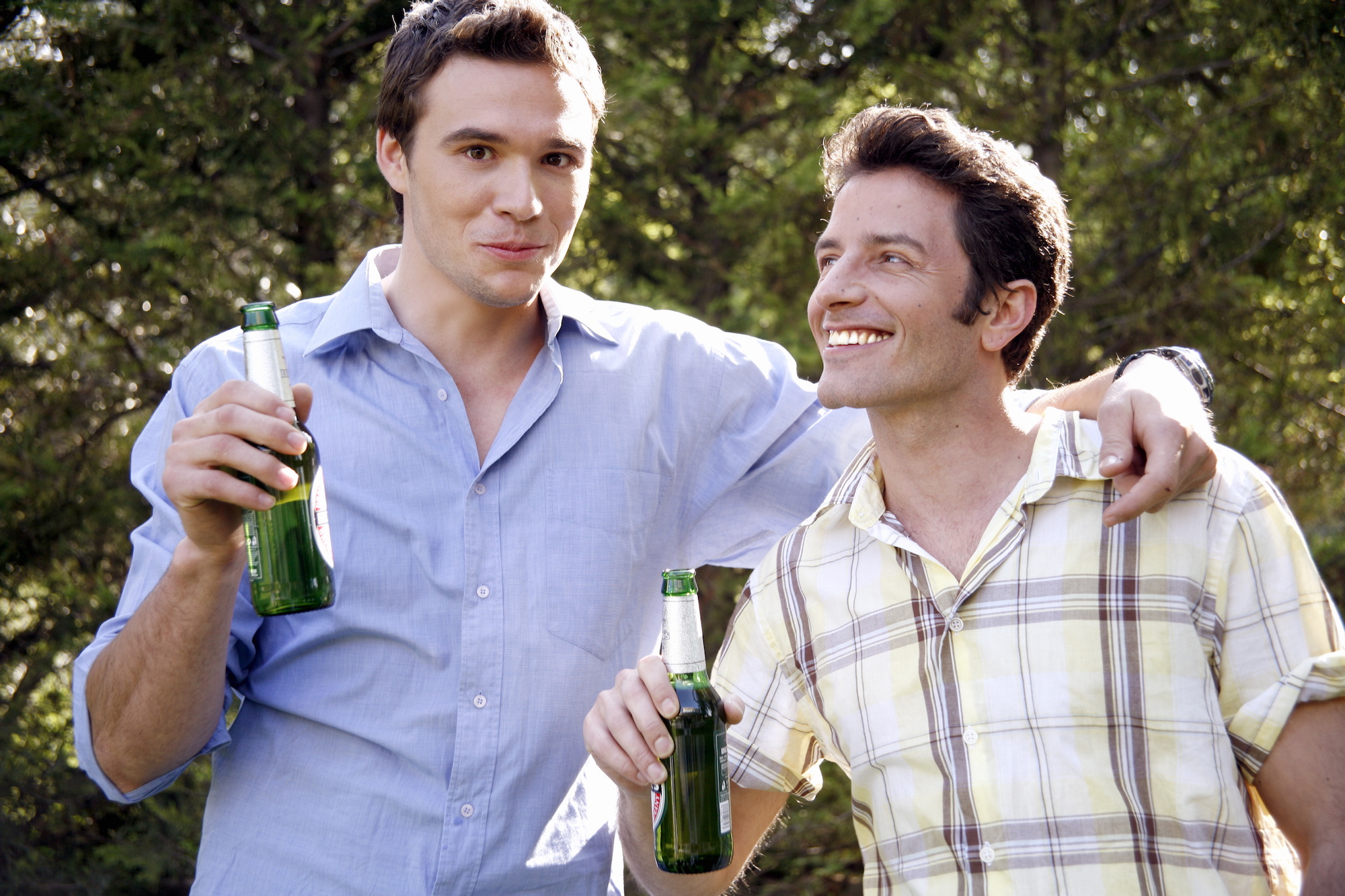 Муж выпил с друзьями. Друзья пьют. Два друга выпивают. Два мужика пьют пиво. Два парня с пивом.