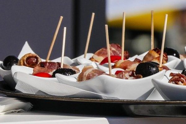Pre-portioned event food, served in reusable ceramic bowls